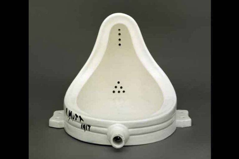 Pisuar ile sanat tarihinde devrim yapan sanatçı Marcel Duchamp