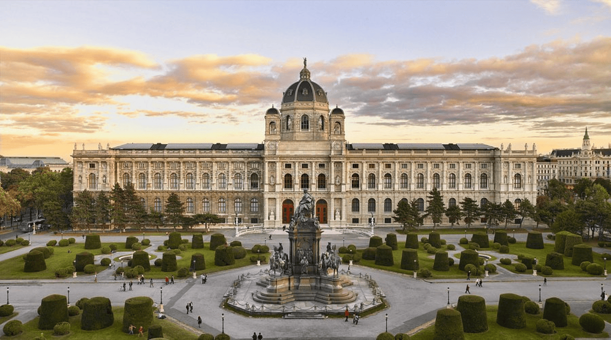 Viyana'daki Kunsthistorisches Museum binası ve önündeki Maria Theresa Meydanı