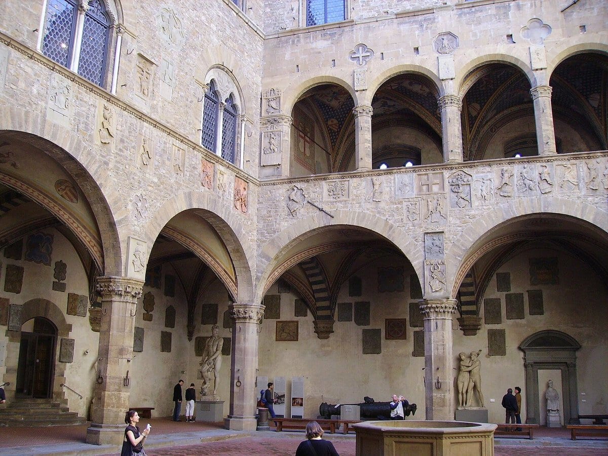 Floransa'daki Bargello Ulusal Müzesi'nin Orta Çağ avlusu