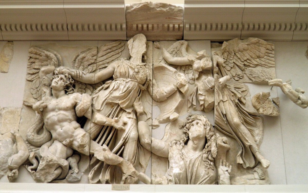Bergama Sunağı frizinden Athena ile dev Alkyoneus sahnesi: yılanın sardığı devin acılı bedeni