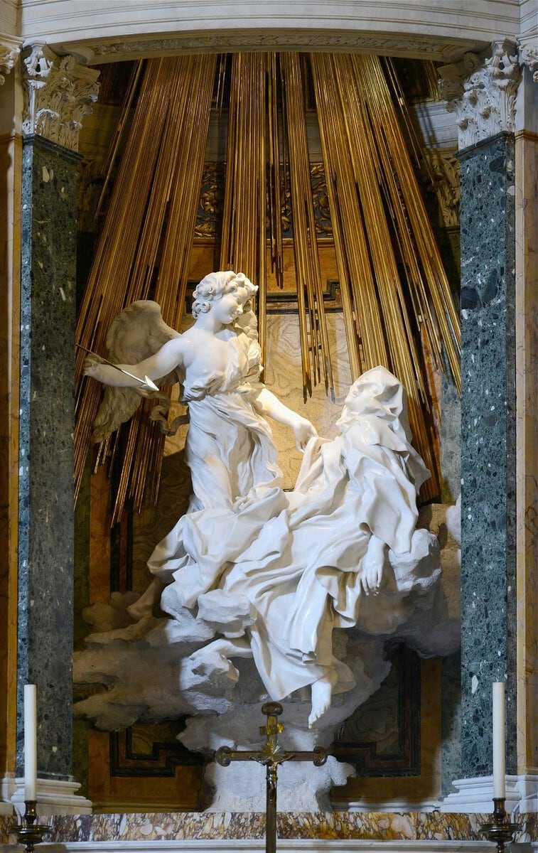 Bernini'nin Azize Teresa'nın Vecdi heykeli: bulut üzerinde kendinden geçmiş Teresa ve altın oklu melek