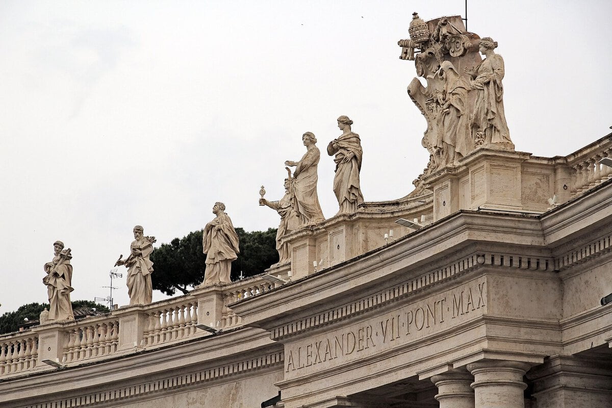 Bernini'nin Aziz Petrus Meydanı: kollar gibi açılan sütunlu revaklar