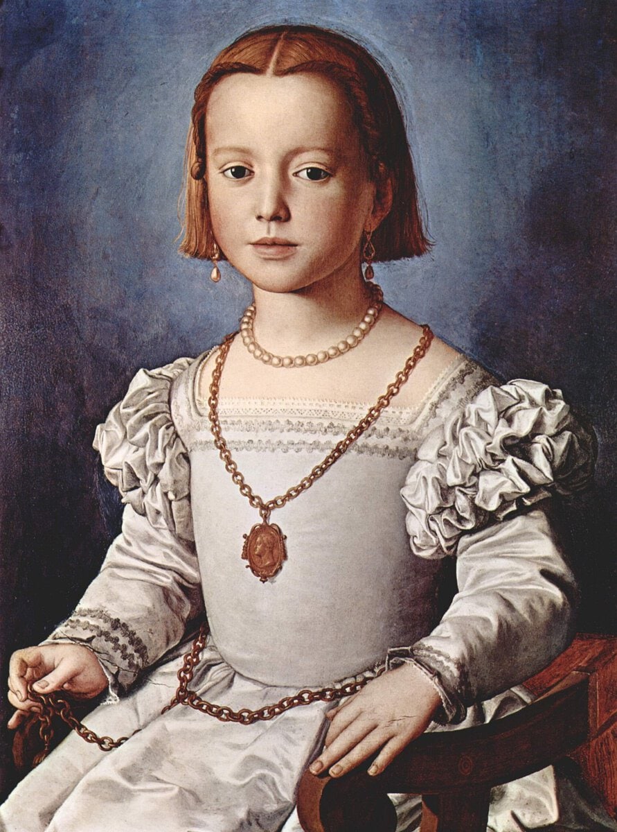 Bronzino'nun Çocuk Bia de' Medici Portresi: mavi zemin önünde küçük kız
