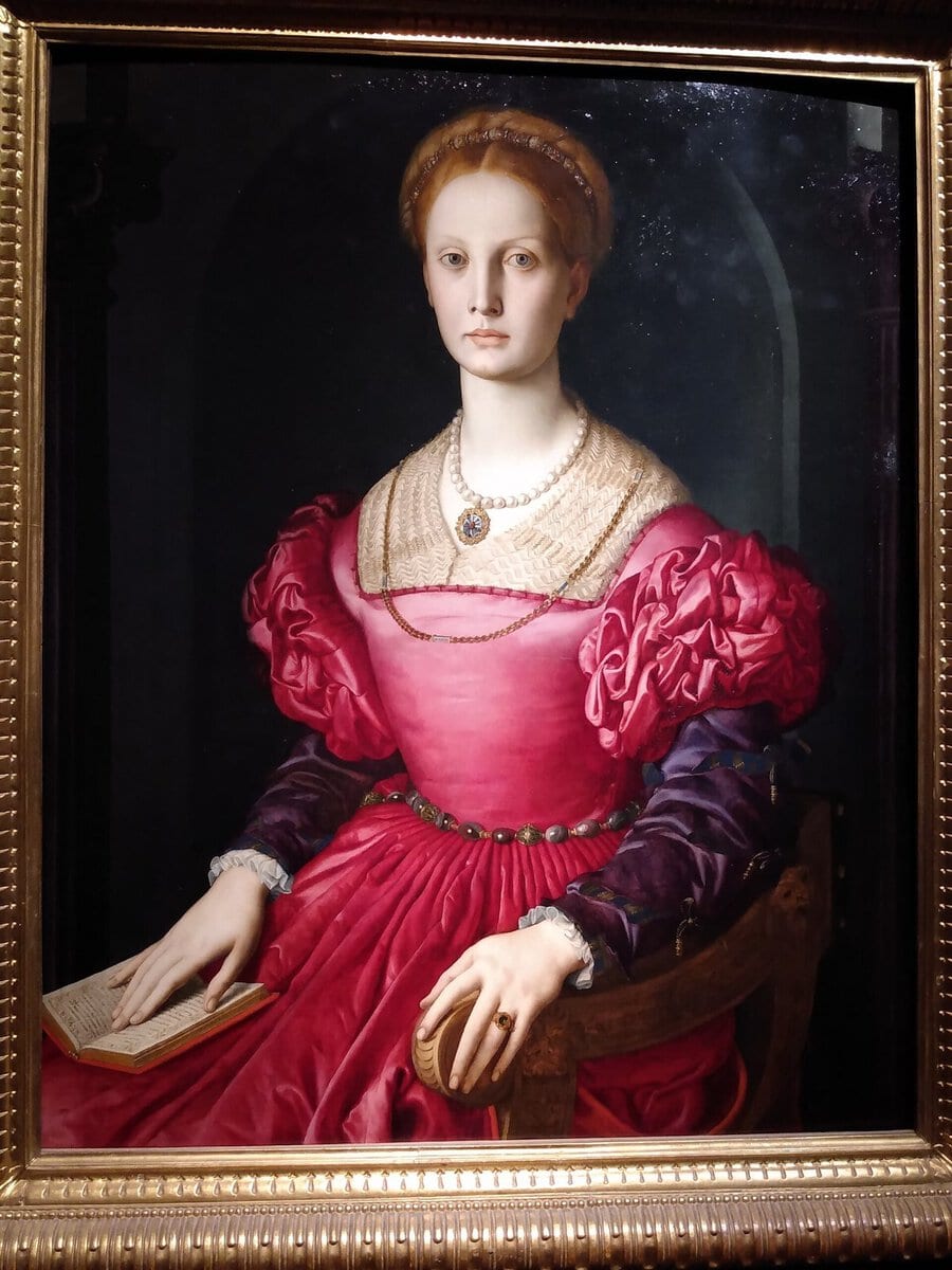 Bronzino'nun Lucrezia Panciatichi Portresi: kırmızı elbiseli, soğuk bakışlı kadın