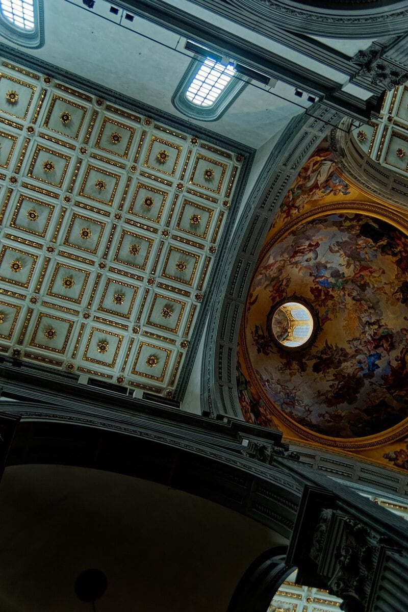 Brunelleschi'nin San Lorenzo Bazilikası iç görünümü