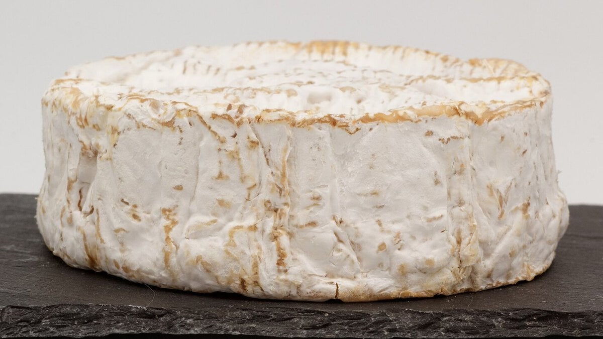 Dilimlenmiş yumuşak Camembert peyniri