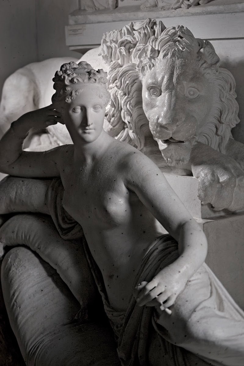Canova'nın Paolina Borghese heykeli: divanda uzanmış, Venüs olarak resmedilen Napolyon'un kız kardeşi