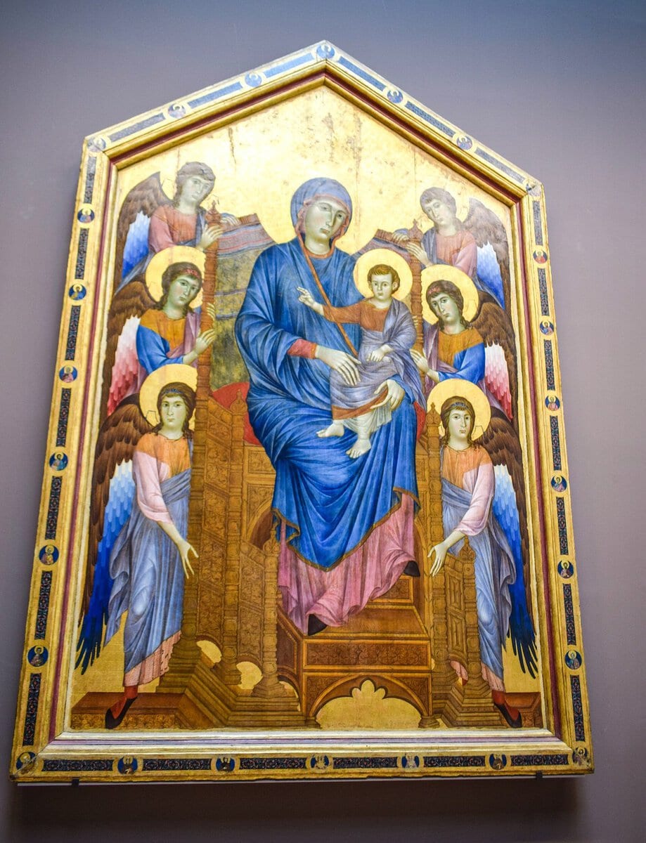 Cimabue'nin Louvre'daki Maestà panosu: altı melek arasında Meryem