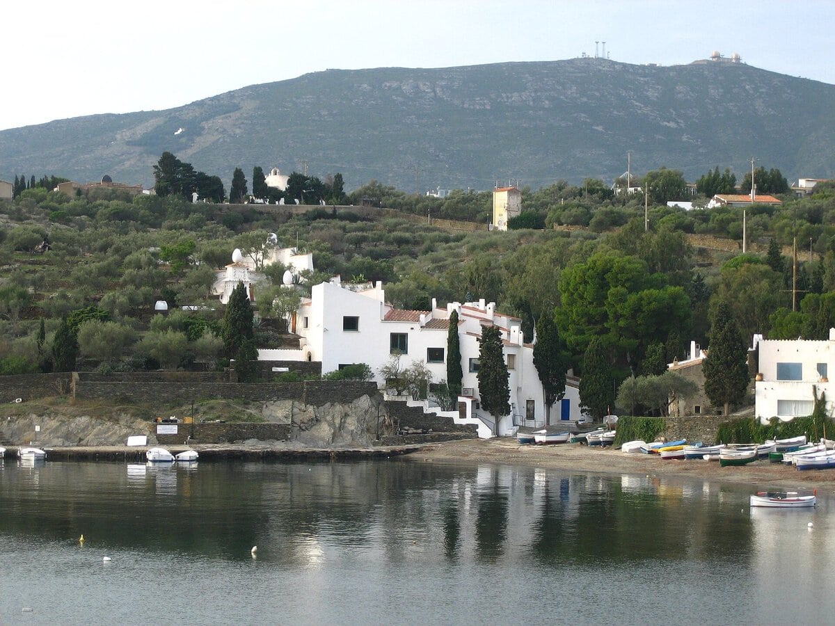 Port Lligat'taki Salvador Dalí ev-müzesi, beyaz evler ve yumurta heykelleri
