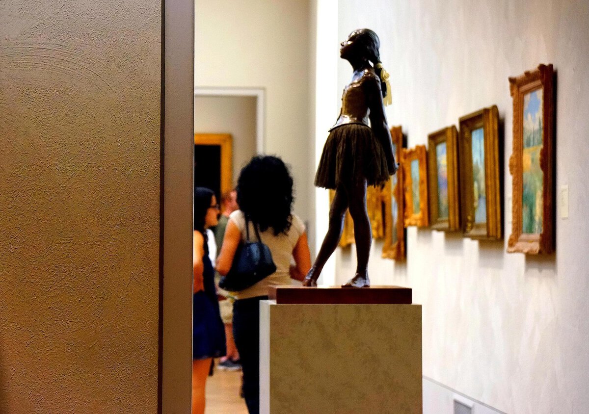 Degas'nın Ondört Yaşındaki Küçük Dansçı heykeli: gerçek tütü giydirilmiş bronz figür