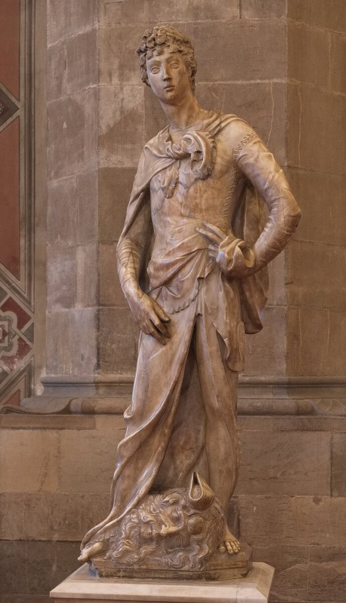 Donatello'nun giyinik mermer Davut heykeli
