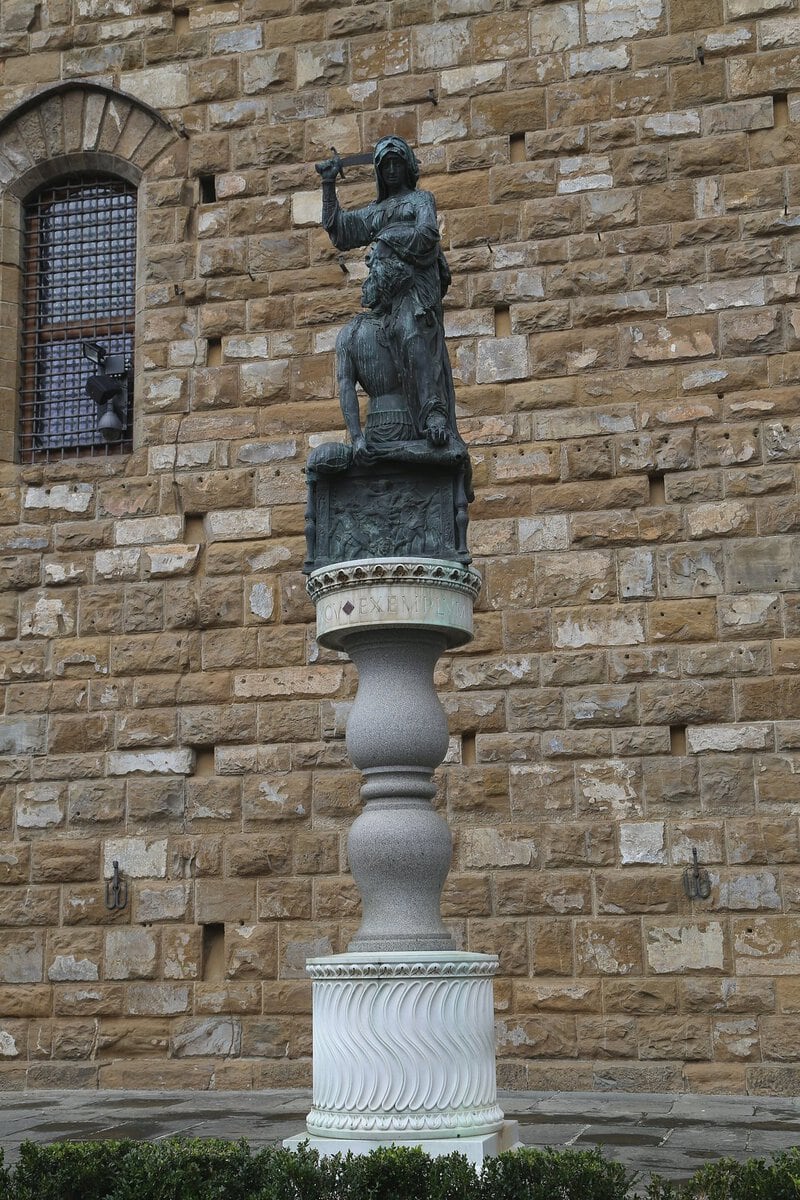 Donatello'nun Judith ve Holofernes heykeli