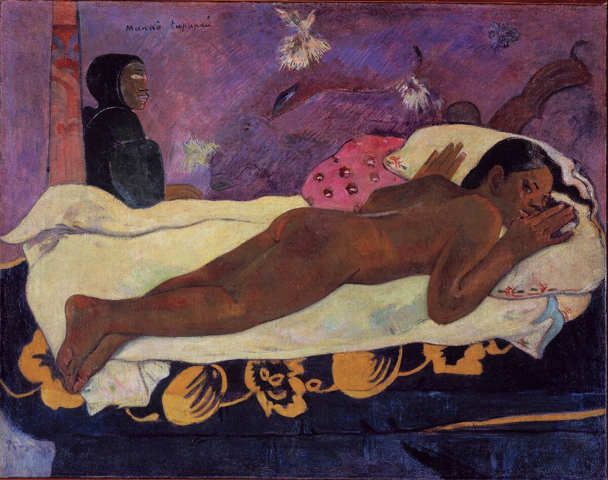 Gauguin'in Ölülerin Ruhu Uyanık Bekliyor tablosu: yatakta yüzükoyun uzanan genç kadın