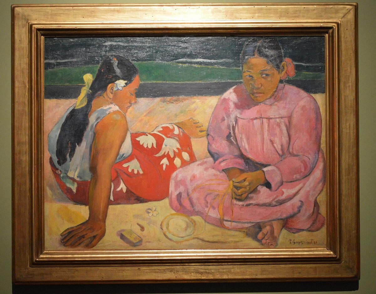 Gauguin'in Tahitili Kadınlar tablosu: kumsalda oturan iki kadın