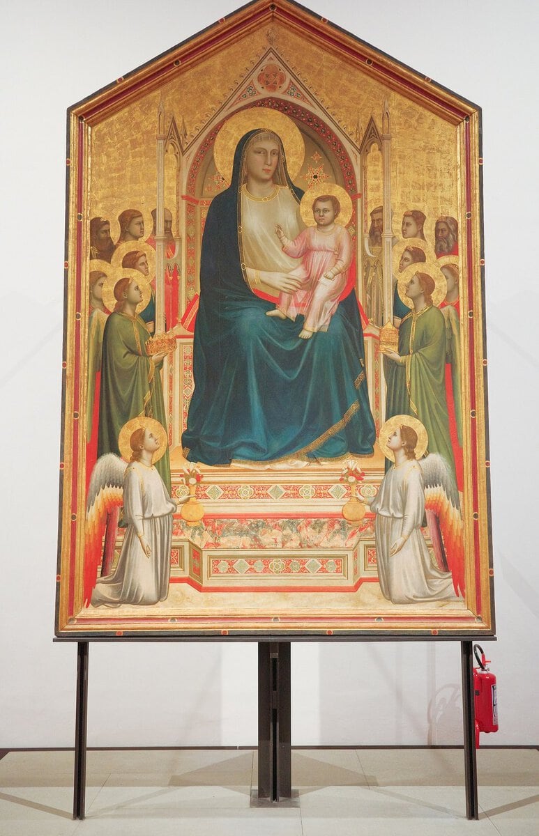 Giotto'nun Ognissanti Madonnası: tahtta oturan, hacim kazanmış Meryem