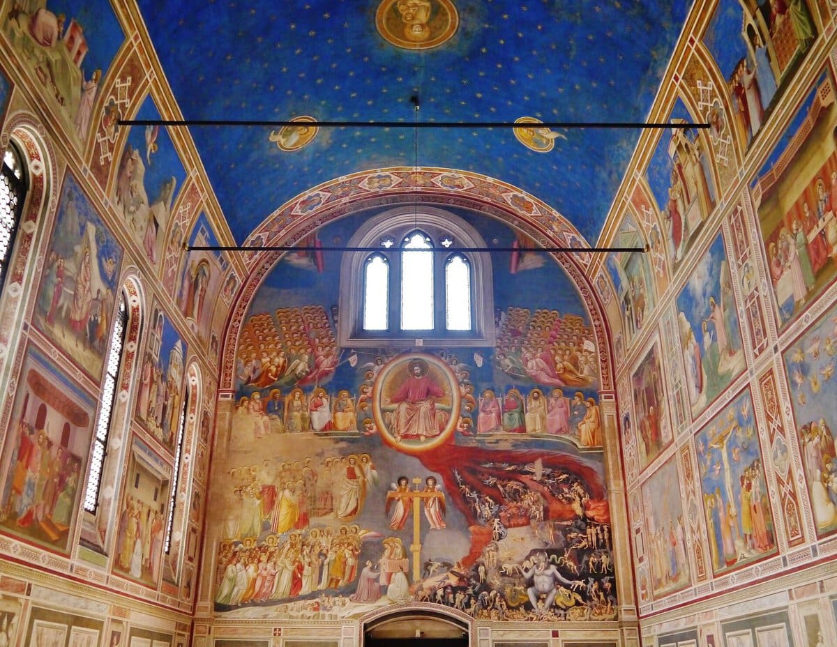 Scrovegni Şapeli'nin Giotto freskleriyle kaplı iç mekanı