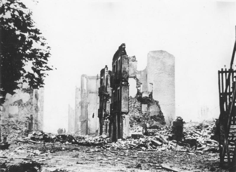 1937 bombardımanından sonra Guernica kasabasının yıkılmış binaları