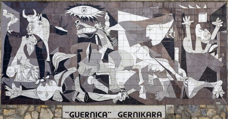 Picasso'nun Guernica tablosunun Guernica kasabasındaki büyük seramik duvar kopyası