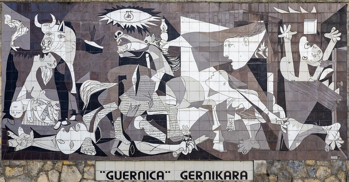Picasso'nun Guernica tablosunun Guernica kasabasındaki büyük seramik duvar kopyası