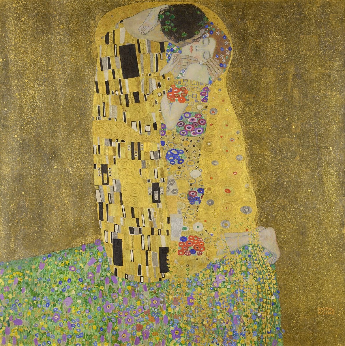 Gustav Klimt'in Öpücük tablosu: altın bir örtünün içinde çiçekli çayırda diz çökmüş, öpüşen çift