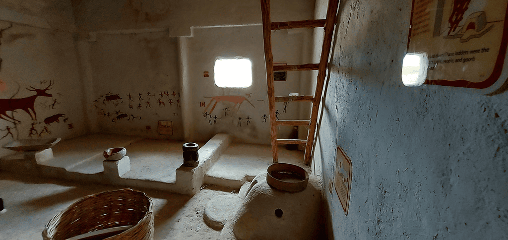 Çatalhöyük Deneysel Ev'in içi: dam açıklığından giren ışık ve ahşap merdiven