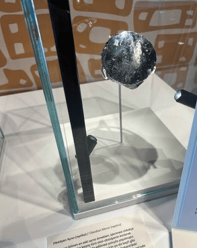 Çatalhöyük'ten obsidyen buluntu, müze vitrininde