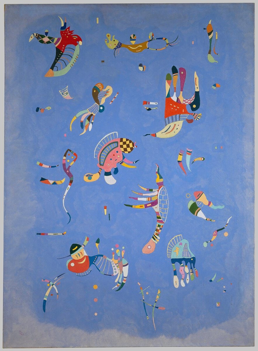 Kandinsky'nin Gökyüzü Mavisi tablosu: mavi zeminde yüzen biçimler