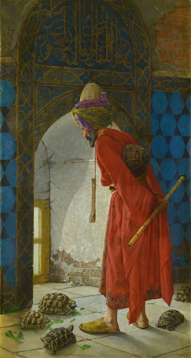 Osman Hamdi Bey'in Kaplumbağa Terbiyecisi tablosu: çinili bir odada ney tutan yaşlı adam ve yerdeki beş kaplumbağa