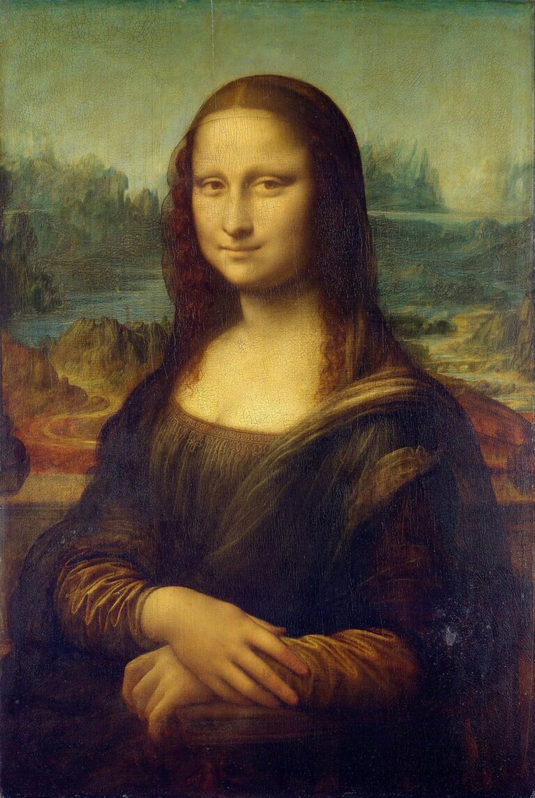 Leonardo da Vinci'nin Mona Lisa tablosu: elleri üst üste, arkasında sisli bir manzara olan gülümseyen kadın