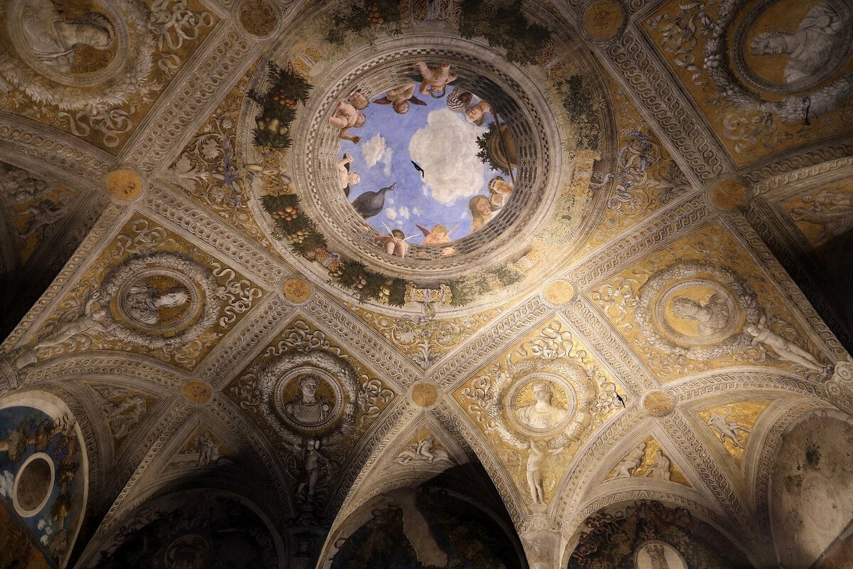 Mantegna'nın Camera degli Sposi tavanı: yukarıdan bakan figürlerle açılan oculus