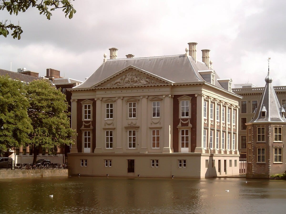 Lahey'deki Mauritshuis müzesinin Hofvijver gölünden görünüşü
