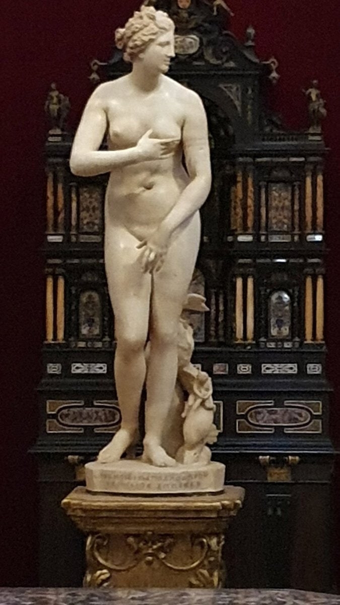 Uffizi'deki antik Medici Venüsü heykeli: bir eliyle göğsünü, öbür eliyle bedenini örten utangaç Venüs duruşu