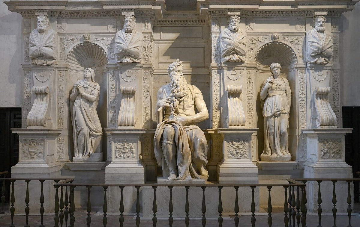 Michelangelo'nun Musa heykeli: sakalını tutan, oturan figür