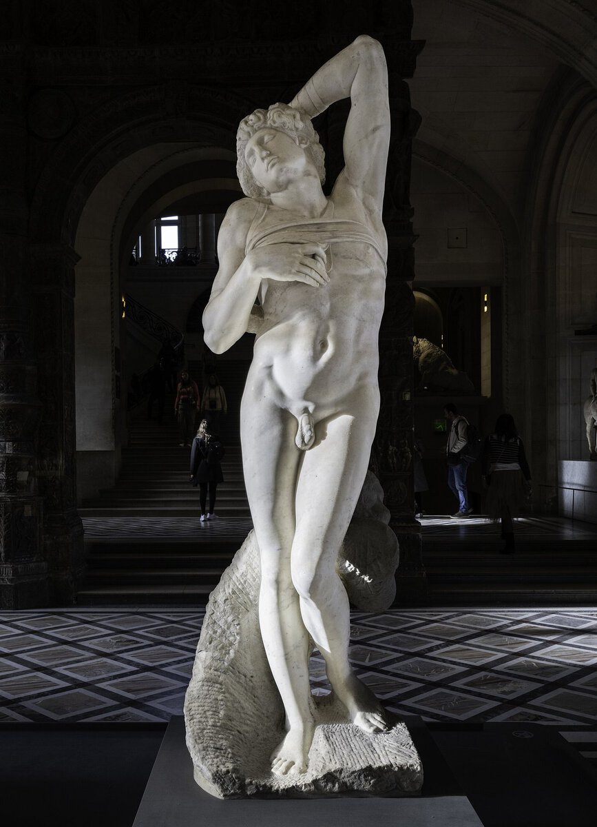 Michelangelo'nun Ölen Köle heykeli: kolunu başının arkasına kaldırmış genç erkek figürü