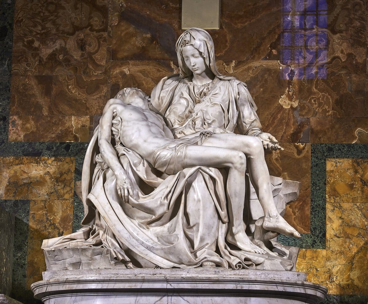 Michelangelo'nun Pieta heykeli: ölü İsa'yı kucağında tutan Meryem