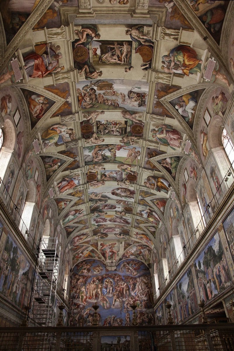 Michelangelo'nun Son Yargı freski: sunak duvarını kaplayan kıyamet sahnesi