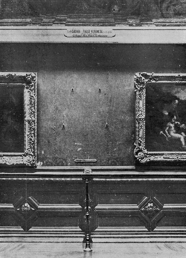 1911'de Mona Lisa çalındıktan sonra Louvre'daki boş duvar ve tablonun asılı olduğu dört çivi