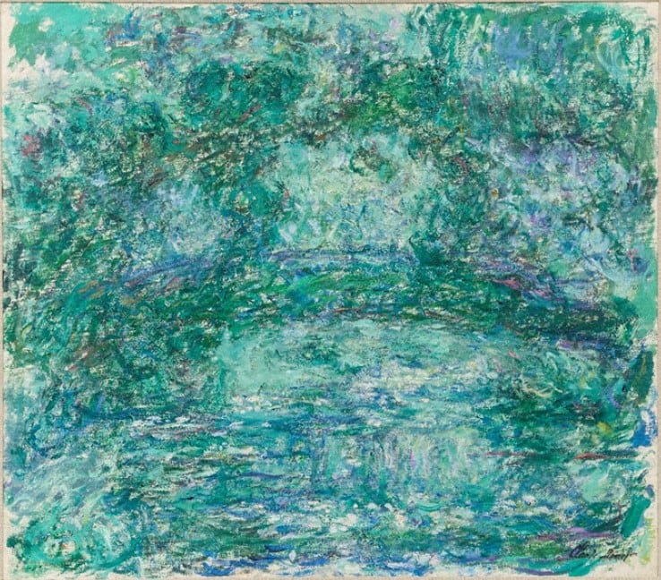 Monet'nin geç dönem Japon Köprüsü tablosu: kırmızı ve kahverengi tonlarda çözülmüş biçimler
