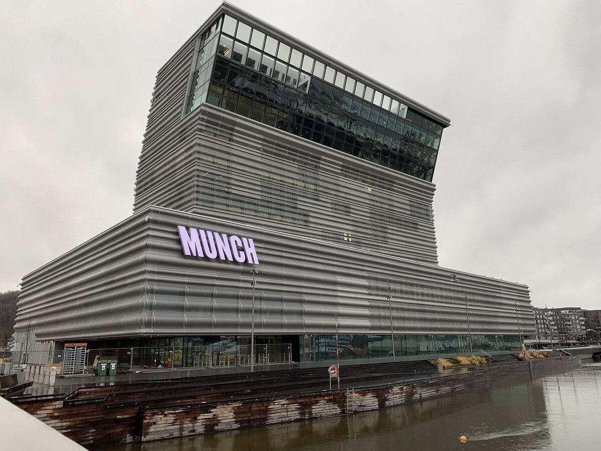 Oslo fiyordunun kıyısındaki MUNCH Müzesi binası