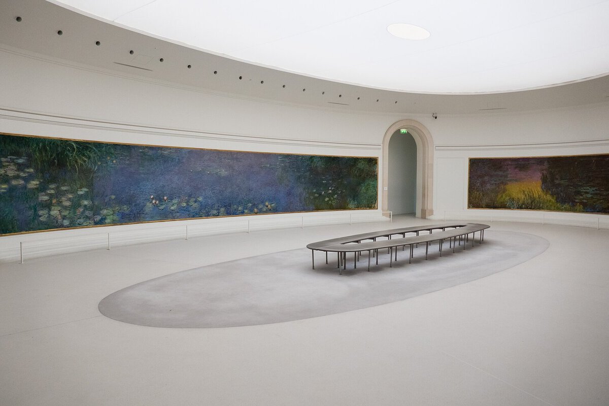 Orangerie Müzesi'nde Monet'nin Nilüferler panolarının bulunduğu oval salon