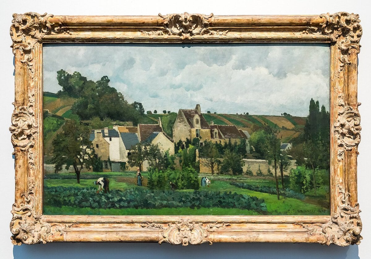 Pissarro'nun Pontoise'da Hermitage Tepesi tablosu: tepedeki köy evleri