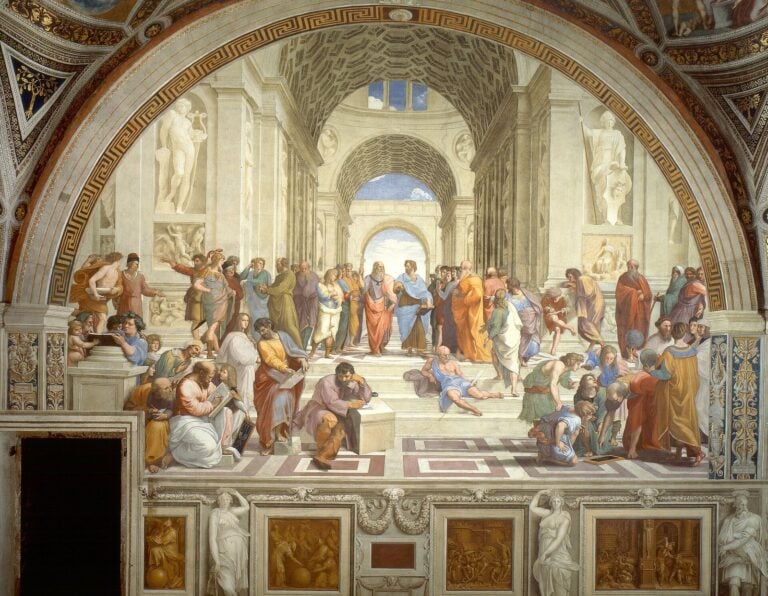 Raffaello'nun Atina Okulu freski: kemerli bir salonda Platon, Aristoteles ve Antik Yunan düşünürleri