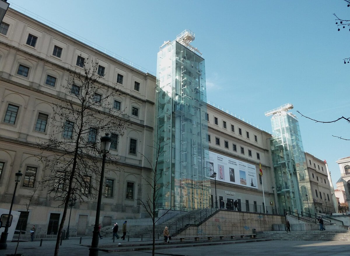 Madrid'deki Reina Sofía Müzesi binası ve cam asansör kuleleri
