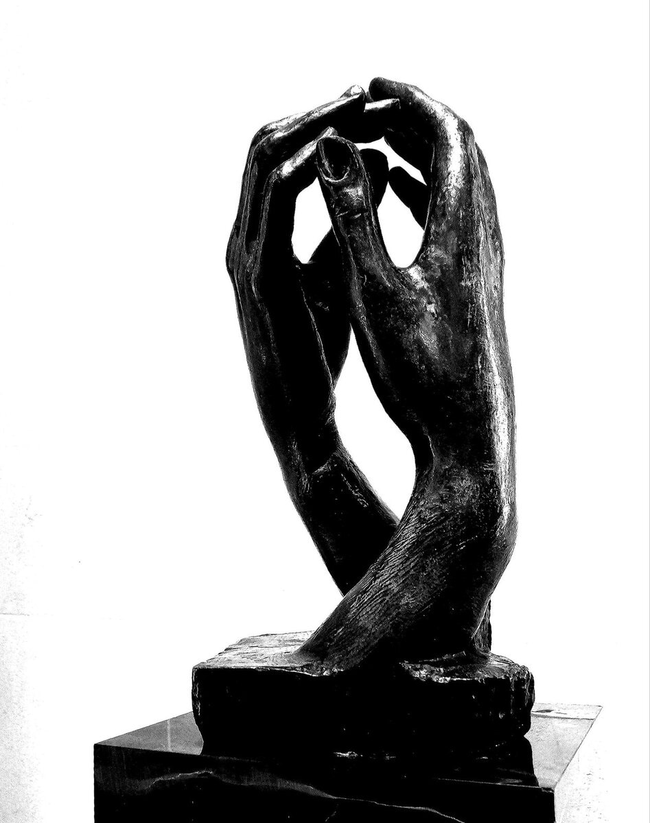 Rodin'in Katedral heykeli: birbirine yaklaşan iki el