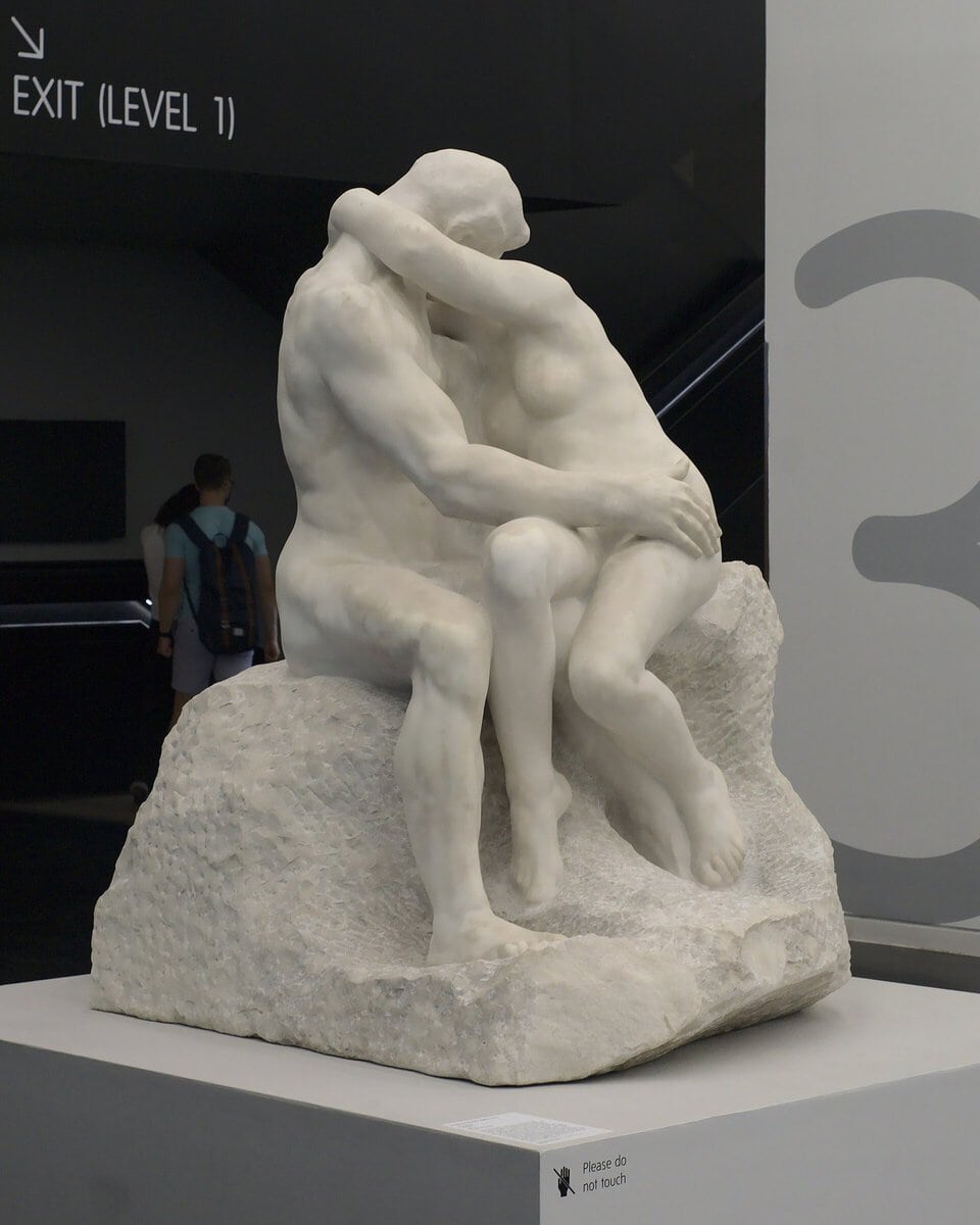 Auguste Rodin'in mermer Öpücük heykeli: birbirine sarılmış çıplak çift