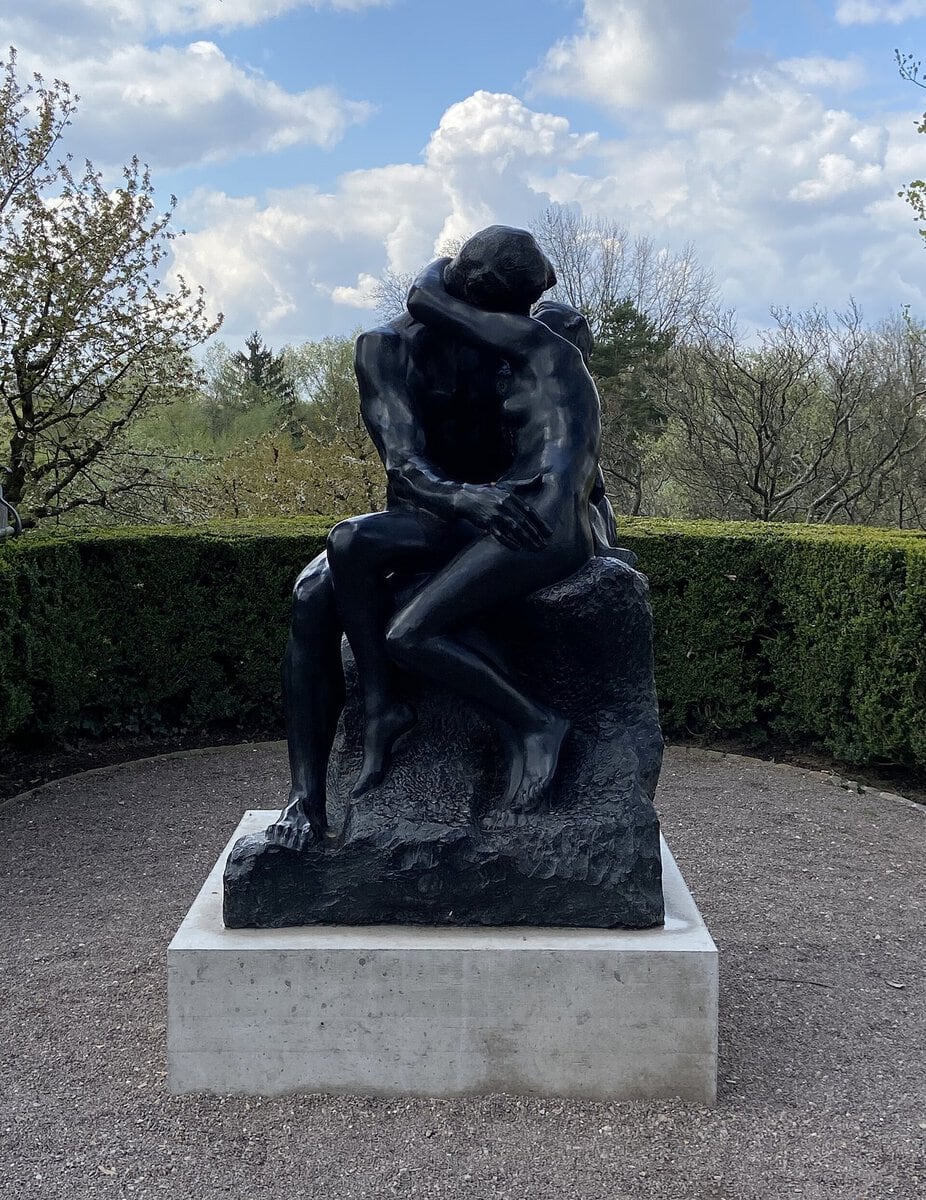 Rodin'in Öpücük heykeli: mermerde kucaklaşan çift
