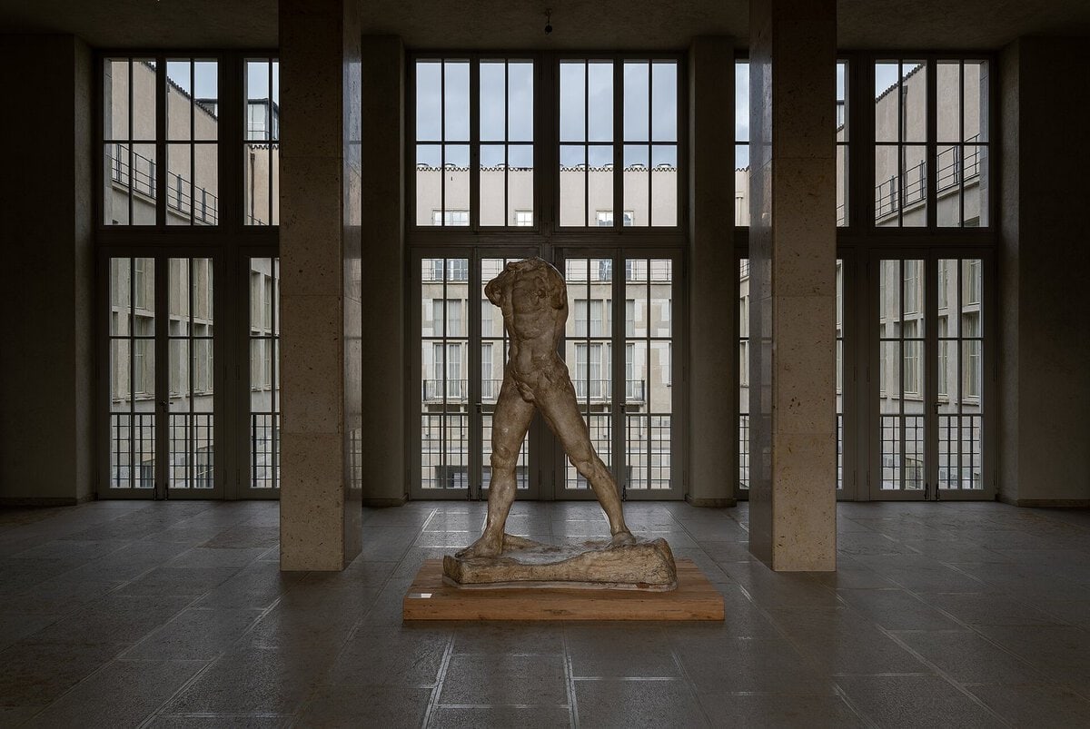 Rodin'in Yürüyen Adam heykeli: başsız ve kolsuz yürüyen gövde