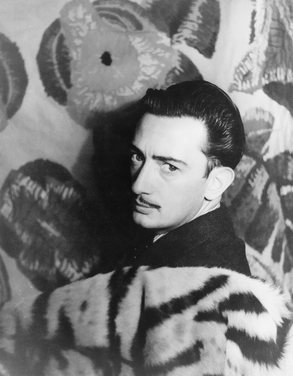 Salvador Dalí'nin 1939'da çekilmiş portre fotoğrafı, uçları kıvrık bıyığıyla