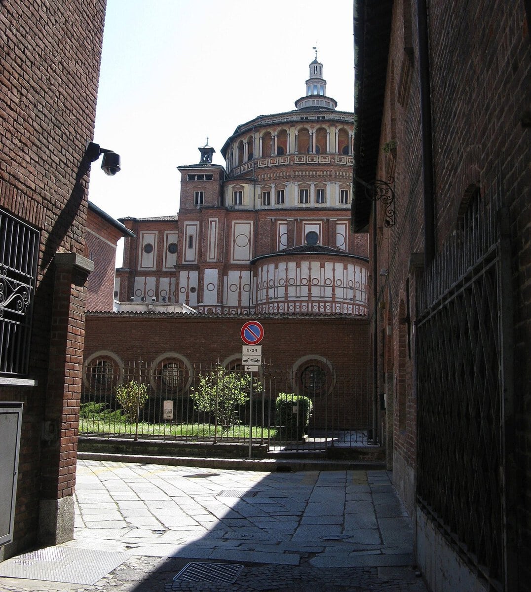 Milano'daki Santa Maria delle Grazie Kilisesi'nin dış görünüşü ve Bramante'nin kubbesi