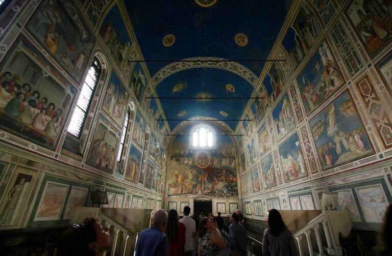 Scrovegni Şapeli'nin içi: Giotto'nun freskleriyle kaplı duvarlar ve altın yıldızlı mavi tavan